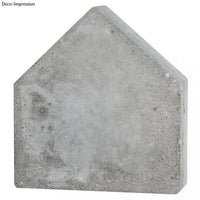 Fertiges Betonprodukt in Hausform, hergestellt mit der Rayher Gießform: Haus von easy-sticks, ideal für dekorative Zwecke.