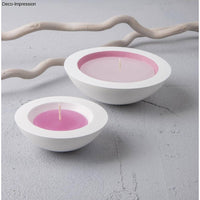 Zwei stilvolle Kerzen aus dem Schalen Gießen Set von easy-sticks, in zwei verschiedenen Größen, perfekt in einem modernen Ambiente platziert.