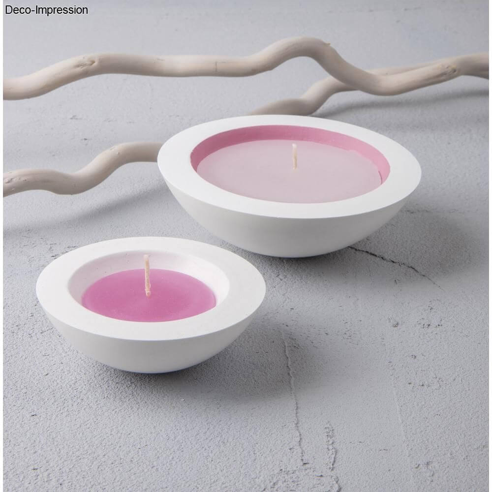 Zwei stilvolle Kerzen aus dem Schalen Gießen Set von easy-sticks, in zwei verschiedenen Größen, perfekt in einem modernen Ambiente platziert.