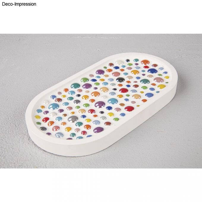Bunte Silikon Gießform Untersetzer Oval von easy-sticks, gefüllt mit farbigen Kügelchen, ideal für kreative Projekte.