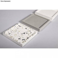 Drei verschiedene Silikon Gießformen Untersetzer Quadrat von easy-sticks, einschließlich einer weißen, grauen und gestreuten Design-Oberfläche, ideal für kreative DIY-Projekte.