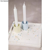 Silikon Gießform Untersetzer Quadrat von easy-sticks, dekorative Präsentation mit Kerzenhaltern auf einem bunten Untersetzer, ideal für kreative Bastelarbeiten.