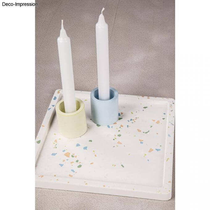 Silikon Gießform Untersetzer Quadrat von easy-sticks, dekorative Präsentation mit Kerzenhaltern auf einem bunten Untersetzer, ideal für kreative Bastelarbeiten.