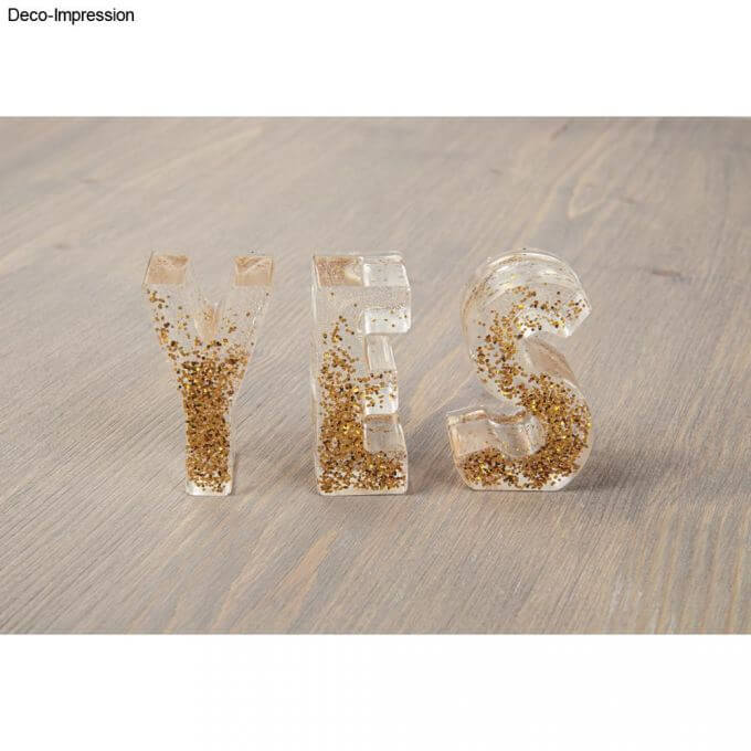 Transparente Buchstaben mit Glitzerfüllung, die mit einer Silikonform von Easy-Sticks hergestellt wurden - Silikonform - Buchstaben.