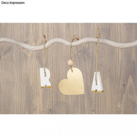 Dekorierte Buchstaben R und A hängen zusammen mit einem goldenen Herz, präsentiert in einer rustikalen Umgebung, hergestellt mit der Silikonform von Easy-Sticks - Silikonform - Buchstaben.