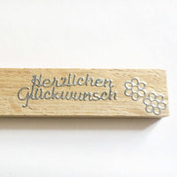 Schöner Holzsticker 'Herzlichen Glückwunsch' in silber mit floralen Akzenten, hergestellt von easy-sticks.
