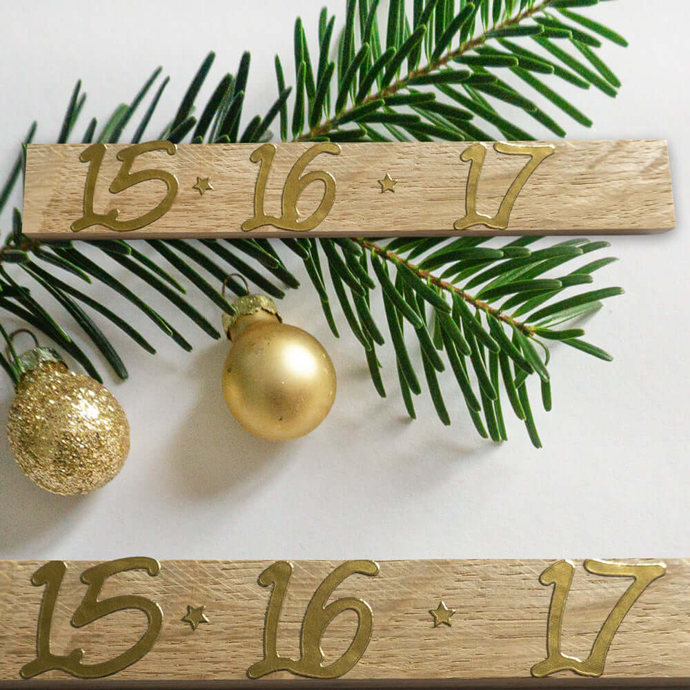 Drei Adventszahlen Sticker mit den Zahlen 15, 16 und 17 in elegantem Gold, umgeben von festlichem Tannengrün und goldenen Ornamenten. Ideal für einen stilvollen Adventskalender von easy-sticks.