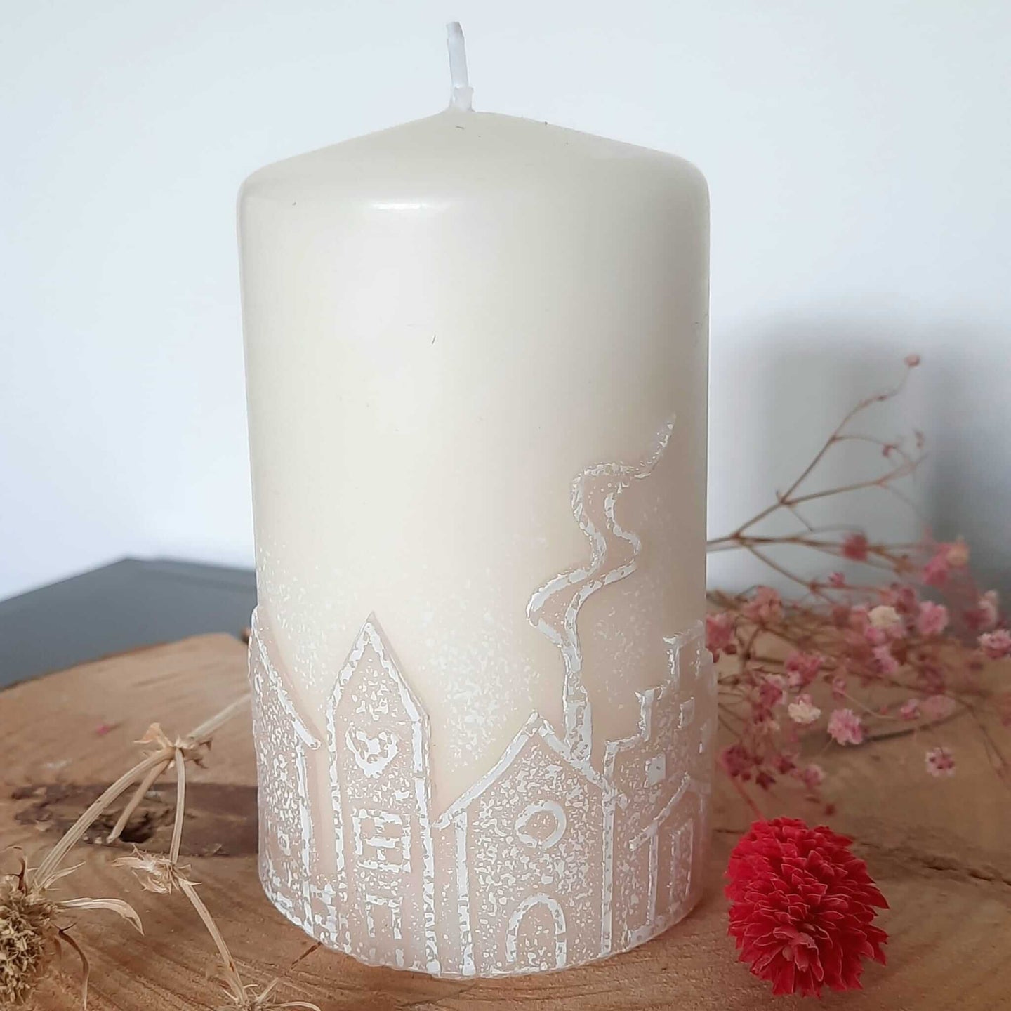 Einzelne wollweiße Stumpenkerze mit detailreicher Häusergravur von easy-sticks, perfekt zum Schaffen einer gemütlichen Atmosphäre, 10 cm hoch - Stumpenkerzen Kaufen.