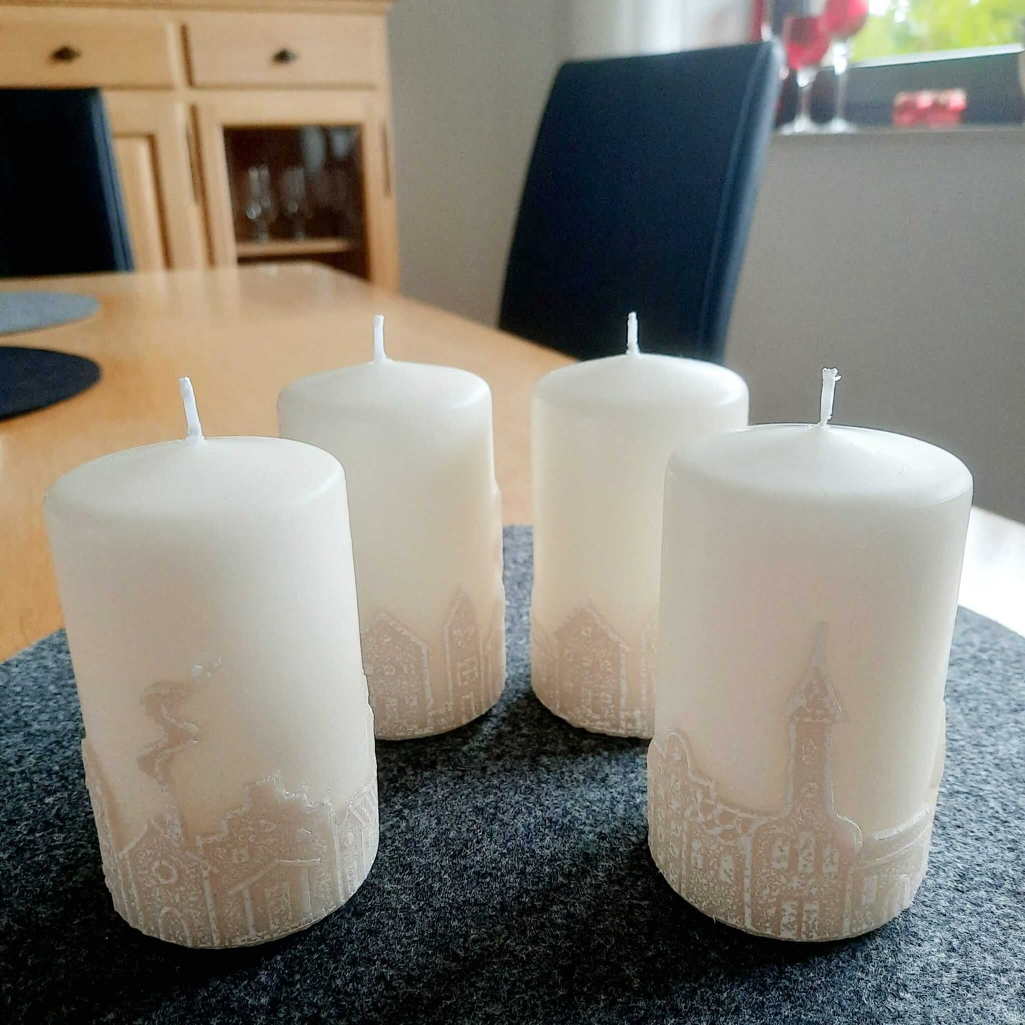 Charmante wollweiße Stumpenkerzen von easy-sticks in Häuserform, ideal für elegante Dekoration, 10 cm hoch und 60 mm Durchmesser - Stumpenkerzen Kaufen.