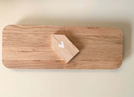 Dekotablett von easy-sticks in der Draufsicht, zeigt ein kleines, herzverziertes Holzhaus auf einer eleganten Grundlage.
