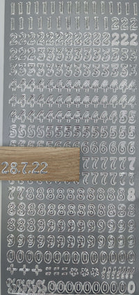 Silberne Zahlen Sticker von easy-sticks, Zahlen in verschiedenen Größen und Stilen auf einer stilvollen Hintergrundfolie, perfekt für Bastelprojekte und Dekorationen.