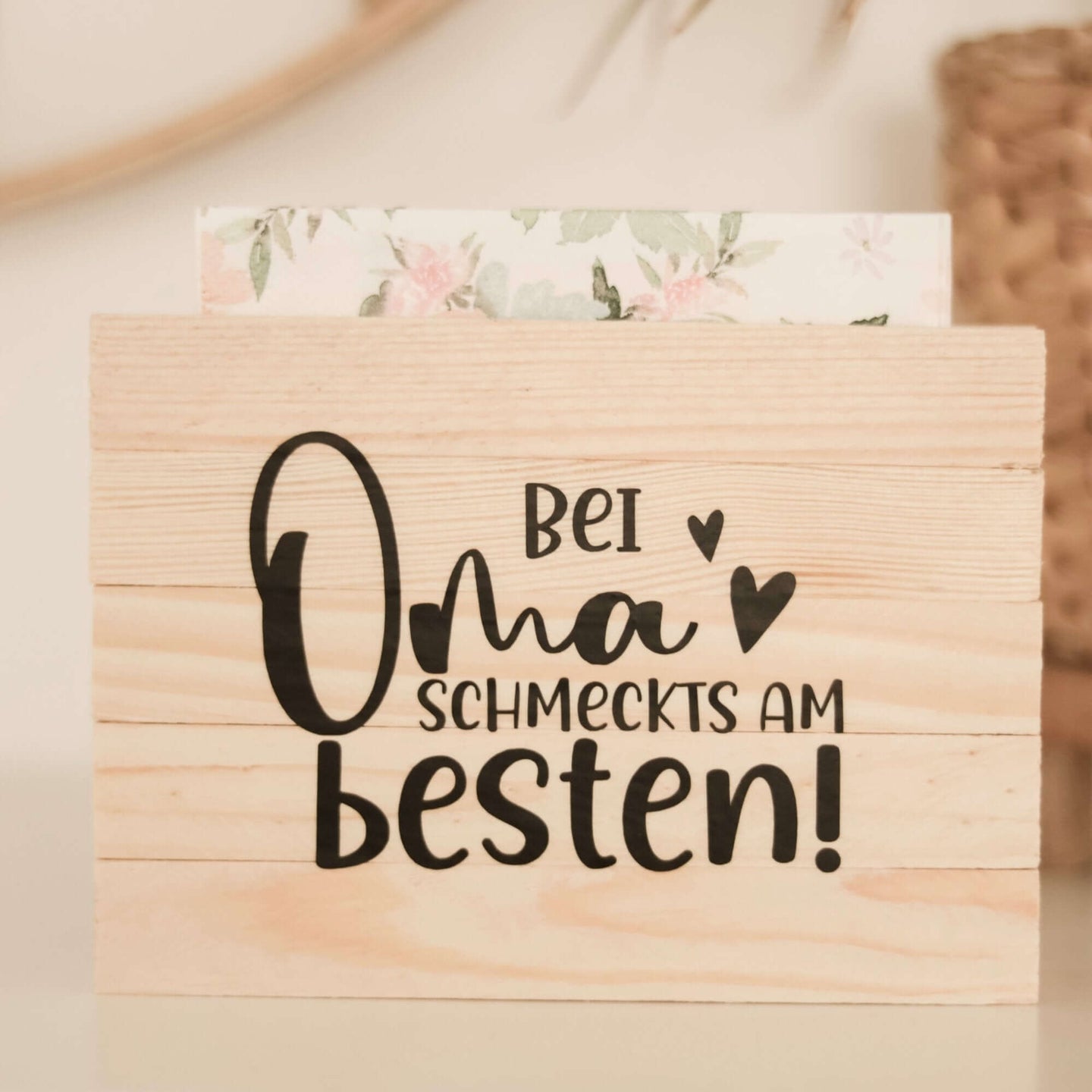 Holz Serviettenhalter mit dem Schriftzug 'Bei Oma schmeckts am besten!', kreiert aus der Plotterdatei von easy-sticks – ideal für eine liebevolle Tischdeko.