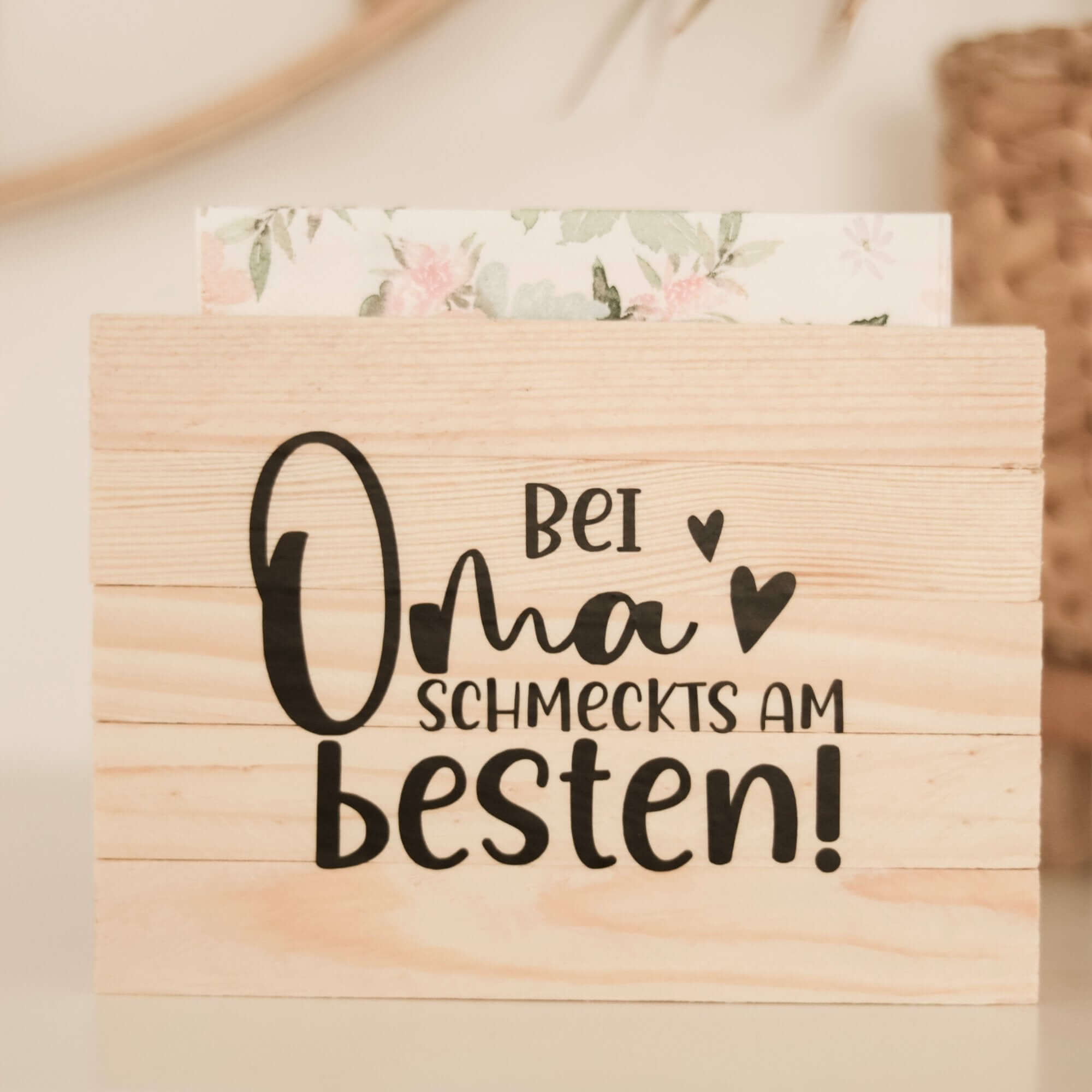 Holz Serviettenhalter mit dem Schriftzug 'Bei Oma schmeckts am besten!', kreiert aus der Plotterdatei von easy-sticks – ideal für eine liebevolle Tischdeko.