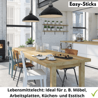 Ein heller, moderner Küchenraum mit einem rustikalen Holztisch, der für die Anwendung von Easy-Sticks Schutzöl geeignet ist. Ideal für Möbel, Arbeitsplatten und Esstische. Easy-Sticks Schutzöl - 0,5 L - Perfekt für Innen.