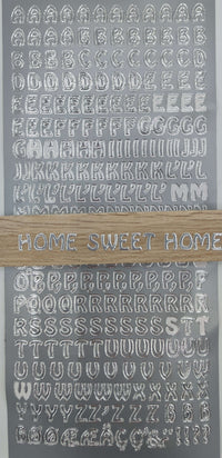 Silberne Buchstabenaufkleber "Buchstaben groß" von easy-sticks auf grauem Hintergrund, ideal für kreative Gestaltungen.
