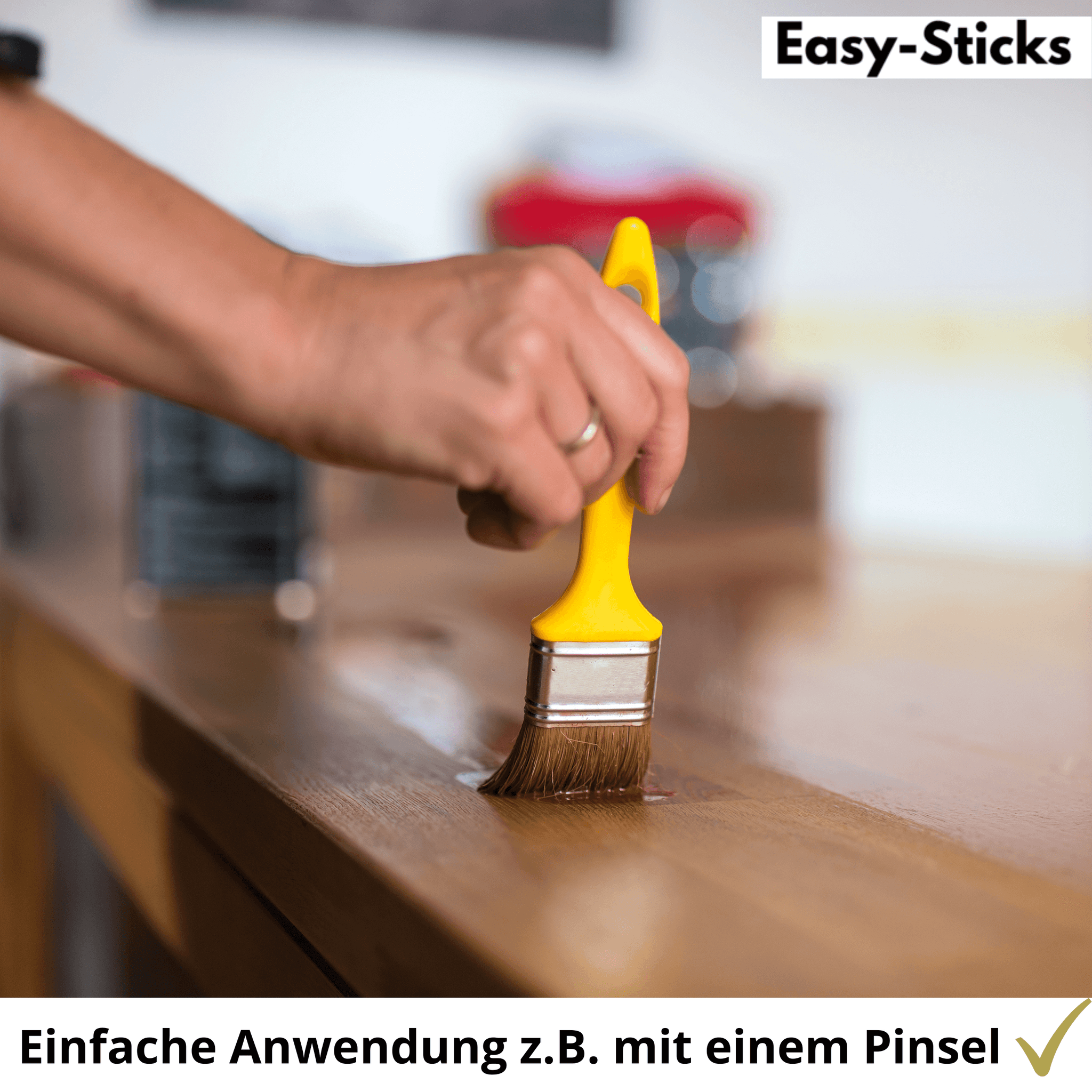 Eine Person, die mit einem Pinsel Easy-Sticks Schutzöl auf eine Holzoberfläche aufträgt. Einfacher Anwendung für die Pflege von Holzoberflächen. Easy-Sticks Schutzöl - 0,5 L - Perfekt für Innen.
