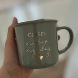 Kaffeetasse in Grau mit goldener Schrift "COFFEE makes my day". Ideal für kreative Dekorationen mit easy-sticks 2in1 Metallic Folie zur Verschönerung von Kerzen und Keramiken.