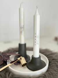 Zwei elegant dekorierte Kerzen in modernen Kerzenhaltern mit festlichen Sprüchen, von easy-sticks aus der Kollektion Kerzentattoo A5.