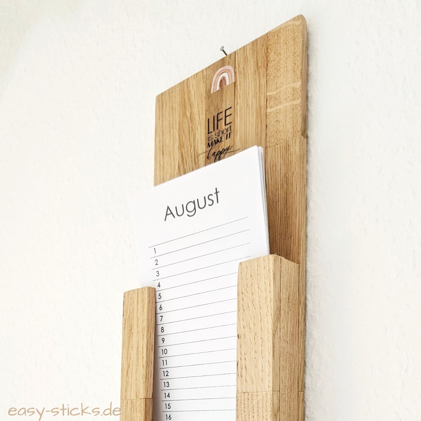 Blick auf den dekorativen Monatskalender für August mit inspirierendem Spruch, gestaltet von easy-sticks, perfekt zum Ausdrucken für private und gewerbliche Nutzung.