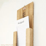 Blick auf den dekorativen Monatskalender für August mit inspirierendem Spruch, gestaltet von easy-sticks, perfekt zum Ausdrucken für private und gewerbliche Nutzung.