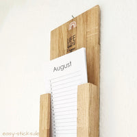 Blick auf den dekorativen Monatskalender für August mit inspirierendem Spruch, gestaltet von easy-sticks, perfekt zum Ausdrucken für private und gewerbliche Nutzung.