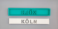 Easy-Sticks Silikonform Köln, abgebildet mit der grünen Form oben und dem weißen Ergebnis unten, ideal für kreative Bastelprojekte und individuelle Geschenke.