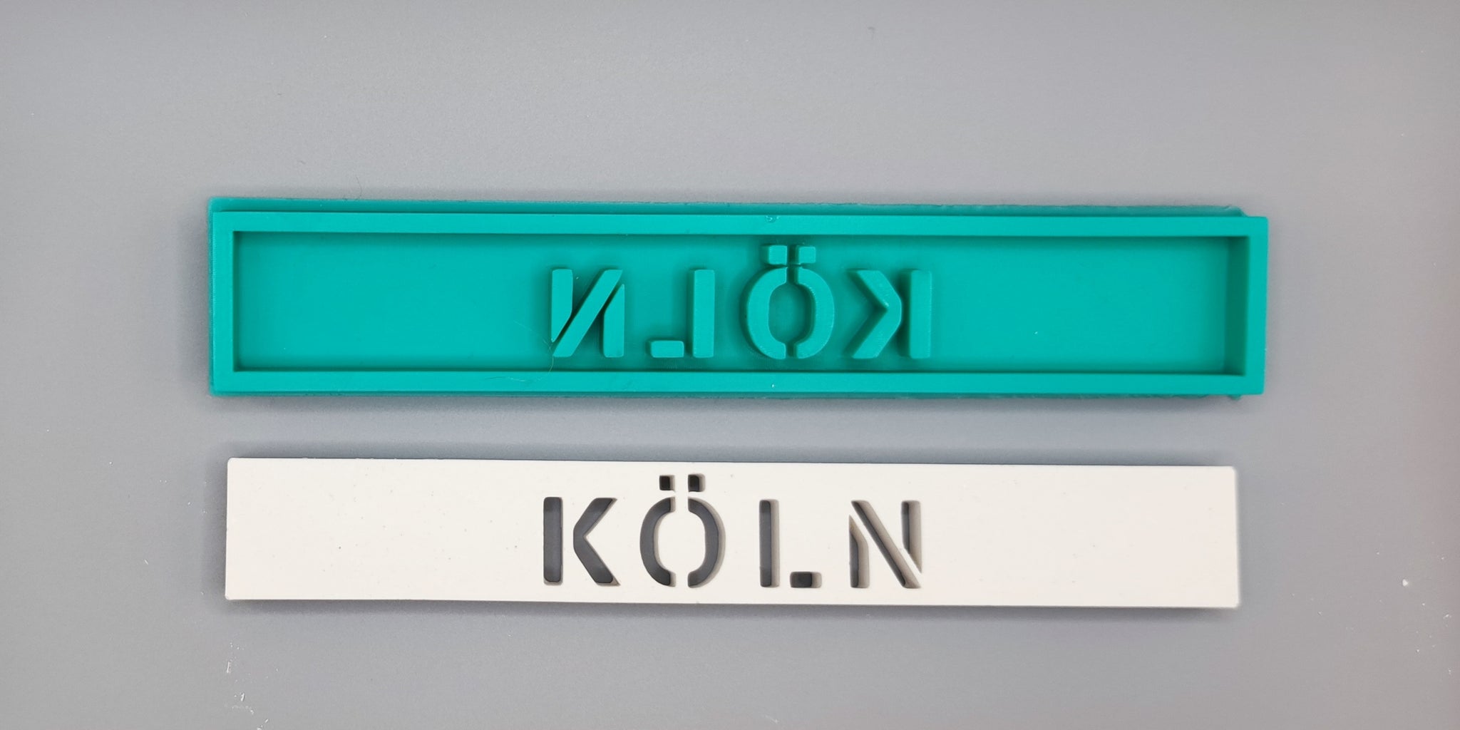 Easy-Sticks Silikonform Köln, abgebildet mit der grünen Form oben und dem weißen Ergebnis unten, ideal für kreative Bastelprojekte und individuelle Geschenke.