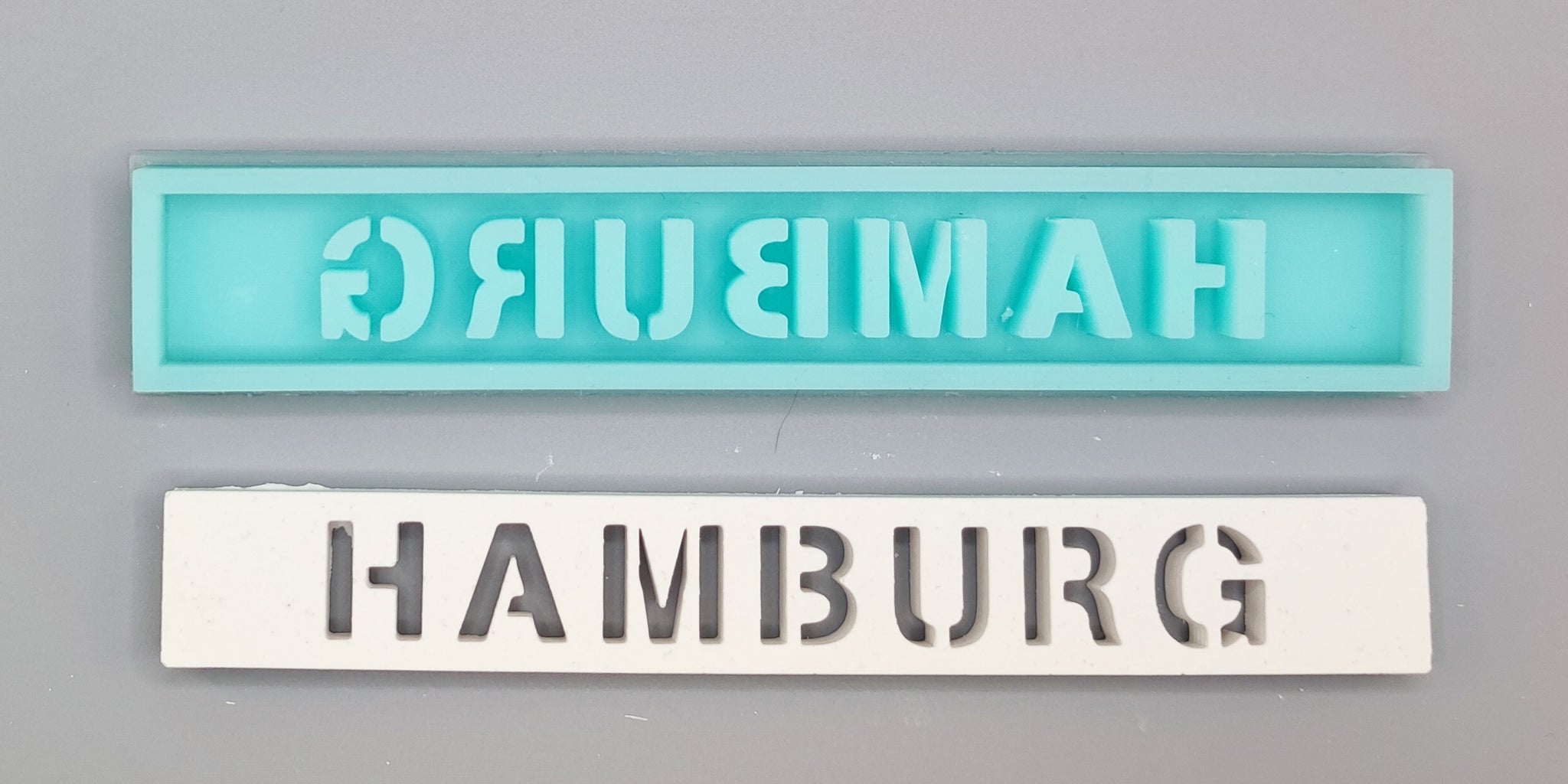Easy-Sticks Silikonform "HAMBURG" zeigt eine hochwertige Form in Türkis, bereit für kreative Gießprojekte. Ideal zum Erstellen individueller Geschenke und Deko-Elemente für dein Zuhause.