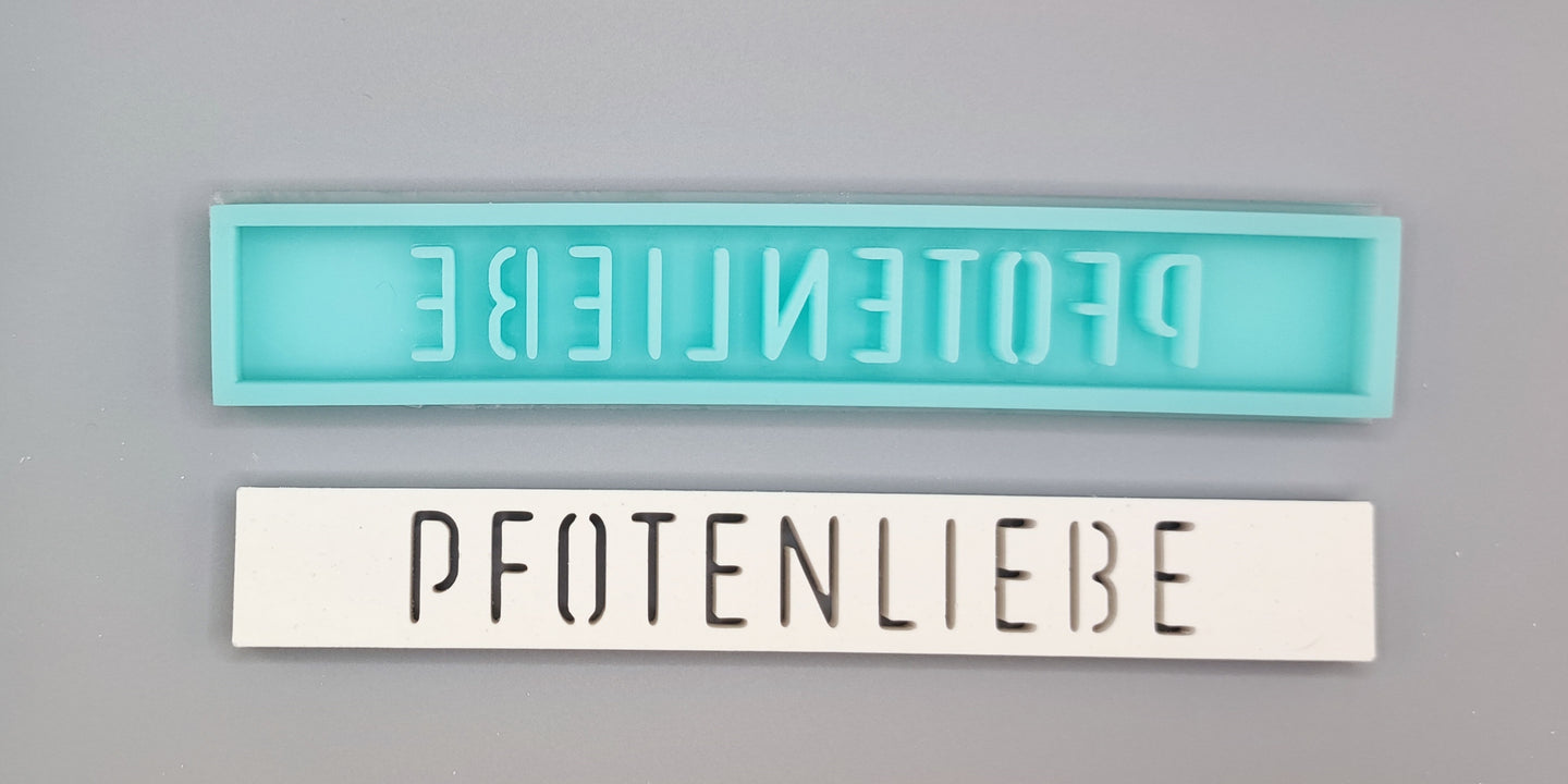 Zwei Silikonformen von Easy-Sticks, jede mit dem Schriftzug "PFOTENLIEBE" auf einer einzigartigen, kreativen Art. Perfekt für individuelle Dekorationen und Geschenke.