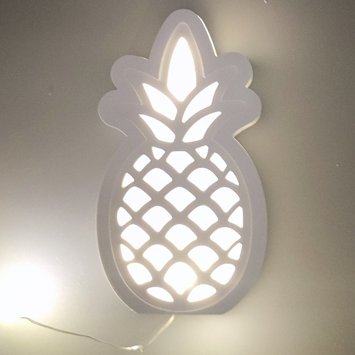 Leuchtende Ananas Silikonform von Easy-Sticks, dekorativ beleuchtet, ideal für kreative Bastelprojekte.