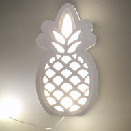 Leuchtende Ananas Silikonform von Easy-Sticks, dekorativ beleuchtet, ideal für kreative Bastelprojekte.