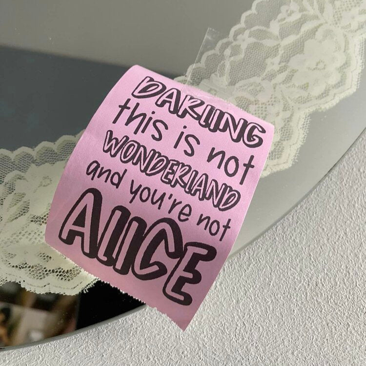 Einzigartige Aufkleber von easy-sticks: Aussagekräftiger Sticker mit dem Spruch 'Darling this is not Wonderland' auf einem Spiegel, ideal für kreative Dekoration und DIY. 100 Sticker zum Ausdrucken in PNG Dateien.