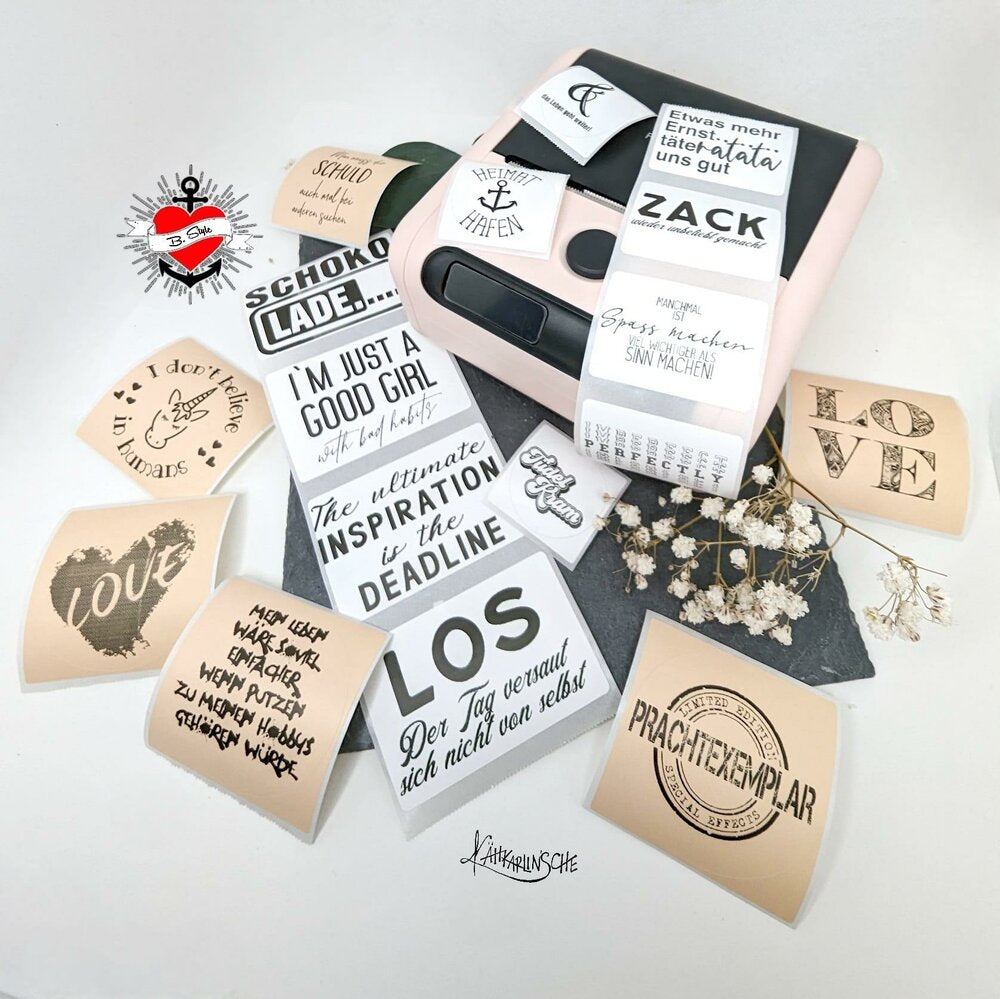 Verschiedene schwarz-weiße und goldene Aufkleber mit inspirierenden Botschaften, perfekt für kreative Gestaltung. 100 Sticker zum Ausdrucken von easy-sticks.