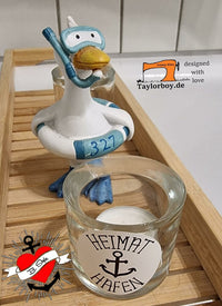 Eine kreative Deko-Idee mit einem lustigen Enten-Figur und einem Aufkleber, der den Text "Heimat Hafen" zeigt. 100 Sticker zum Ausdrucken von easy-sticks.