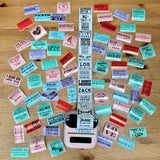 Bunte Aufkleber mit kreativen Sprüchen auf einem Holzuntergrund, ideal für DIY-Projekte. 100 Sticker zum Ausdrucken von easy-sticks.