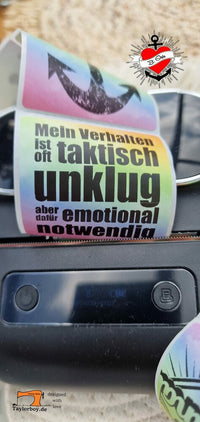 Nahaufnahme eines Druckers mit bunten Aufklebern von easy-sticks, exemplifiziert die Kreativität mit 100 Sticker im PNG-Format zum Drucken.