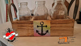 Holzkiste mit Flaschen und einem Anchor-Aufkleber von easy-sticks, Teil der 100 Sticker im PNG-Format zum Drucken.