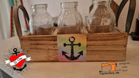 Holzkiste mit Flaschen und einem Anchor-Aufkleber von easy-sticks, Teil der 100 Sticker im PNG-Format zum Drucken.
