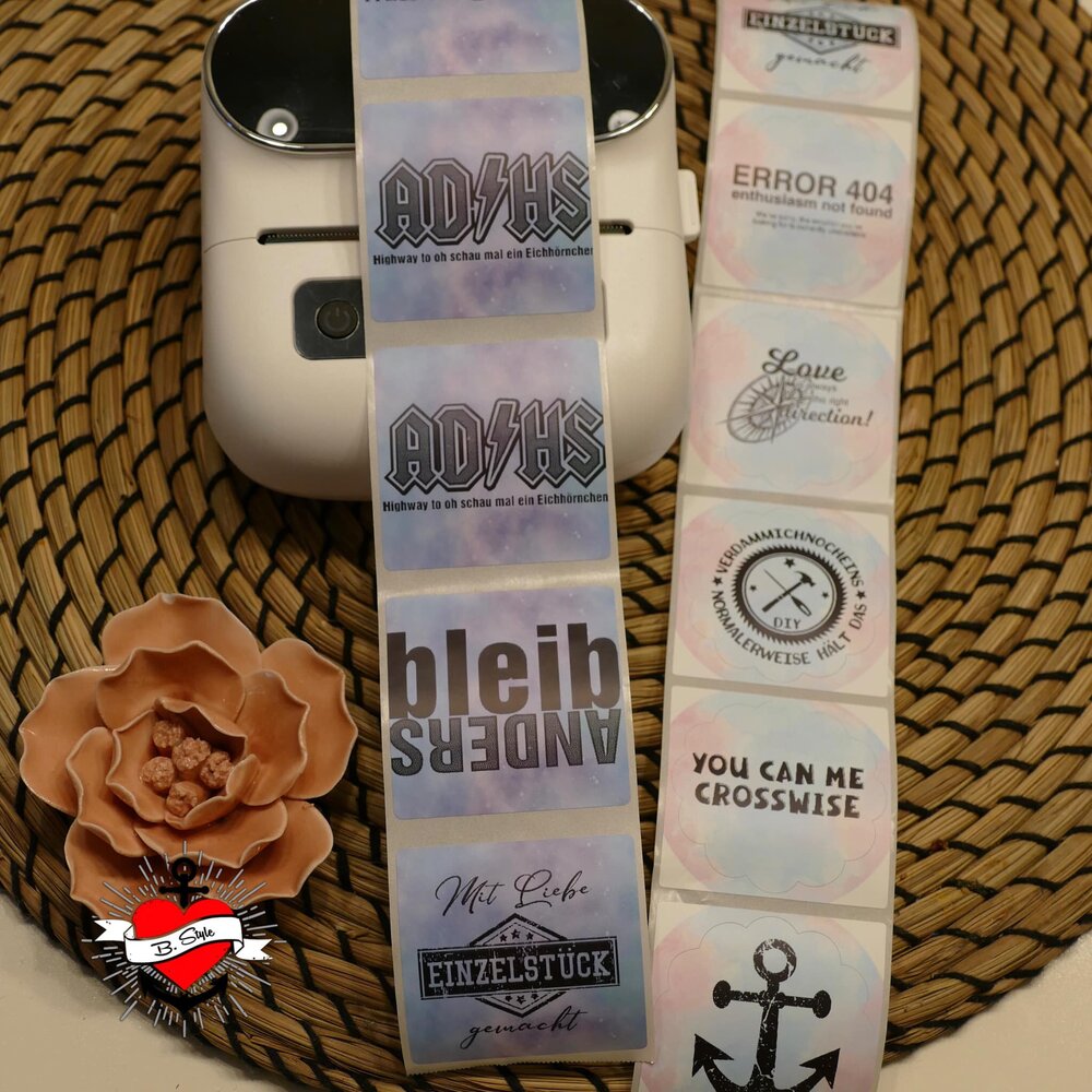 Kreative Aufkleber auf einem Drucker mit vielschichtigen Grafiken von easy-sticks, 100 Sticker in PNG Format zum Drucken.