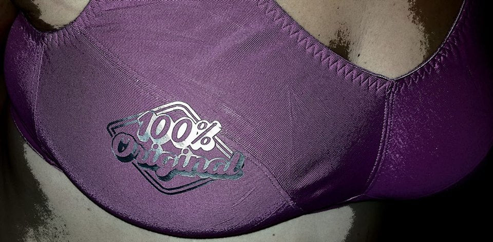 Blick auf ein lila Oberteil mit dem Aufdruck '100% Original' von Easy-Sticks, ideal für kreative DIY-Projekte.