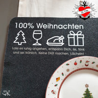 Elegante Tischdecke mit dem Schriftzug '100% Weihnachten' und dazugehörigen Symbolen, gestaltet für festliche Anlässe von easy-sticks.