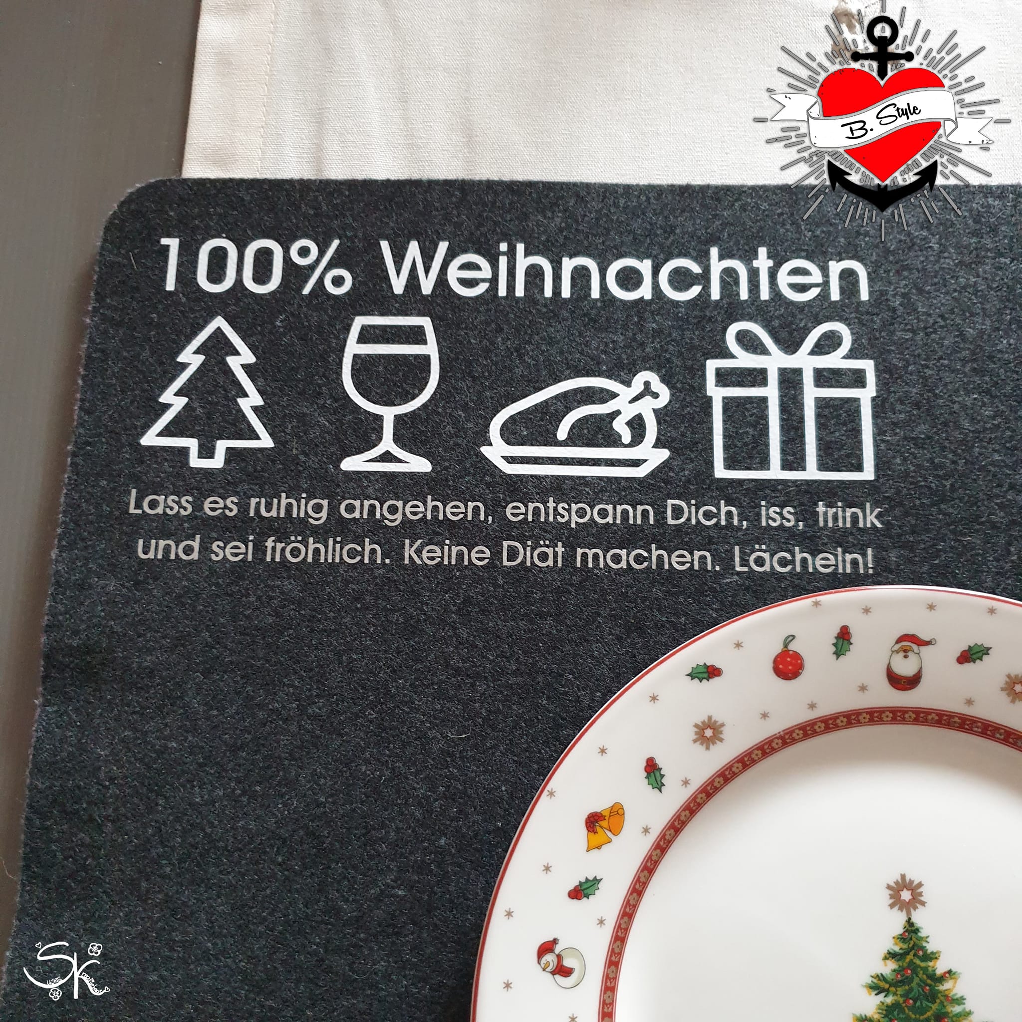 Elegante Tischdecke mit dem Schriftzug '100% Weihnachten' und dazugehörigen Symbolen, gestaltet für festliche Anlässe von easy-sticks.