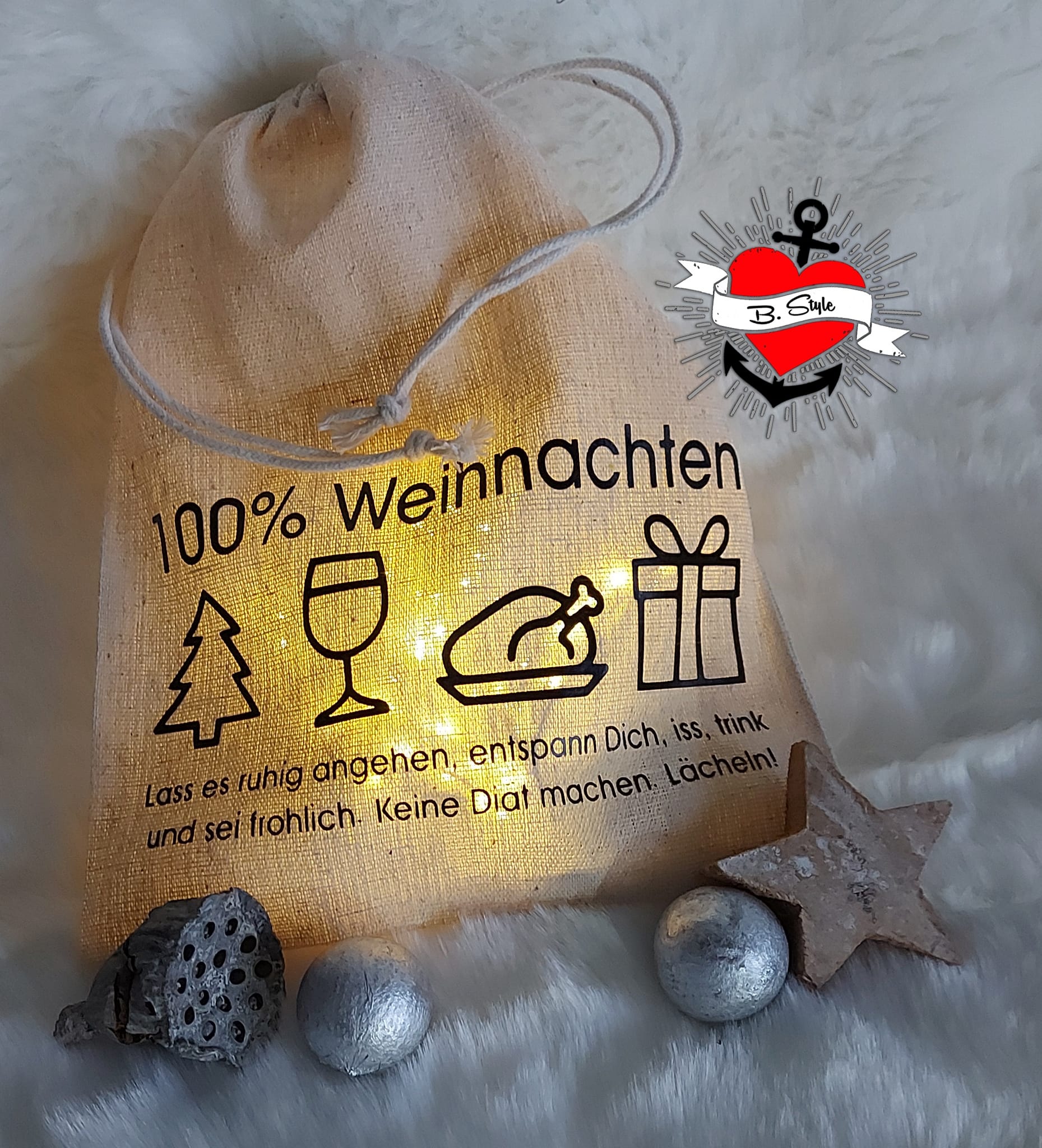 Schöne Geschenktüte mit der Aufschrift '100% Weihnachten' und funkelnden Lichtern, perfekt für kreative Geschenkideen von easy-sticks.