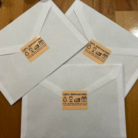 Originelle Weihnachtsbriefumschläge gestaltet mit der 100% Weihnachten Plotterdatei von easy-sticks, verziert mit festlichen Illustrationen und einem humorvollen Spruch.