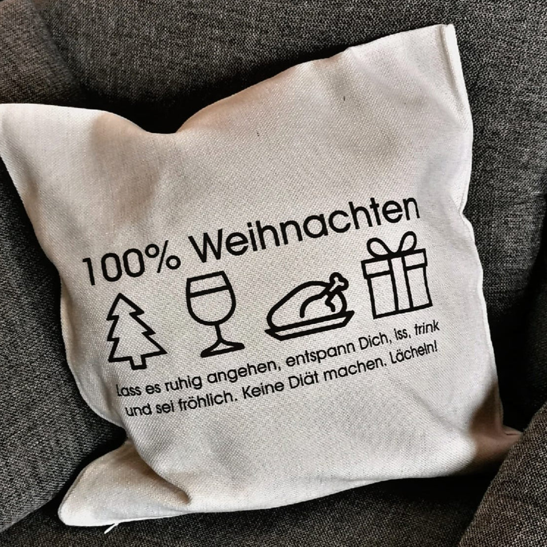 Gemütliches Wohnzimmer-Design inspiriert von der 100% Weihnachten Plotterdatei von easy-sticks, mit einem dekorativen Kissen, das festliche Motive zeigt.