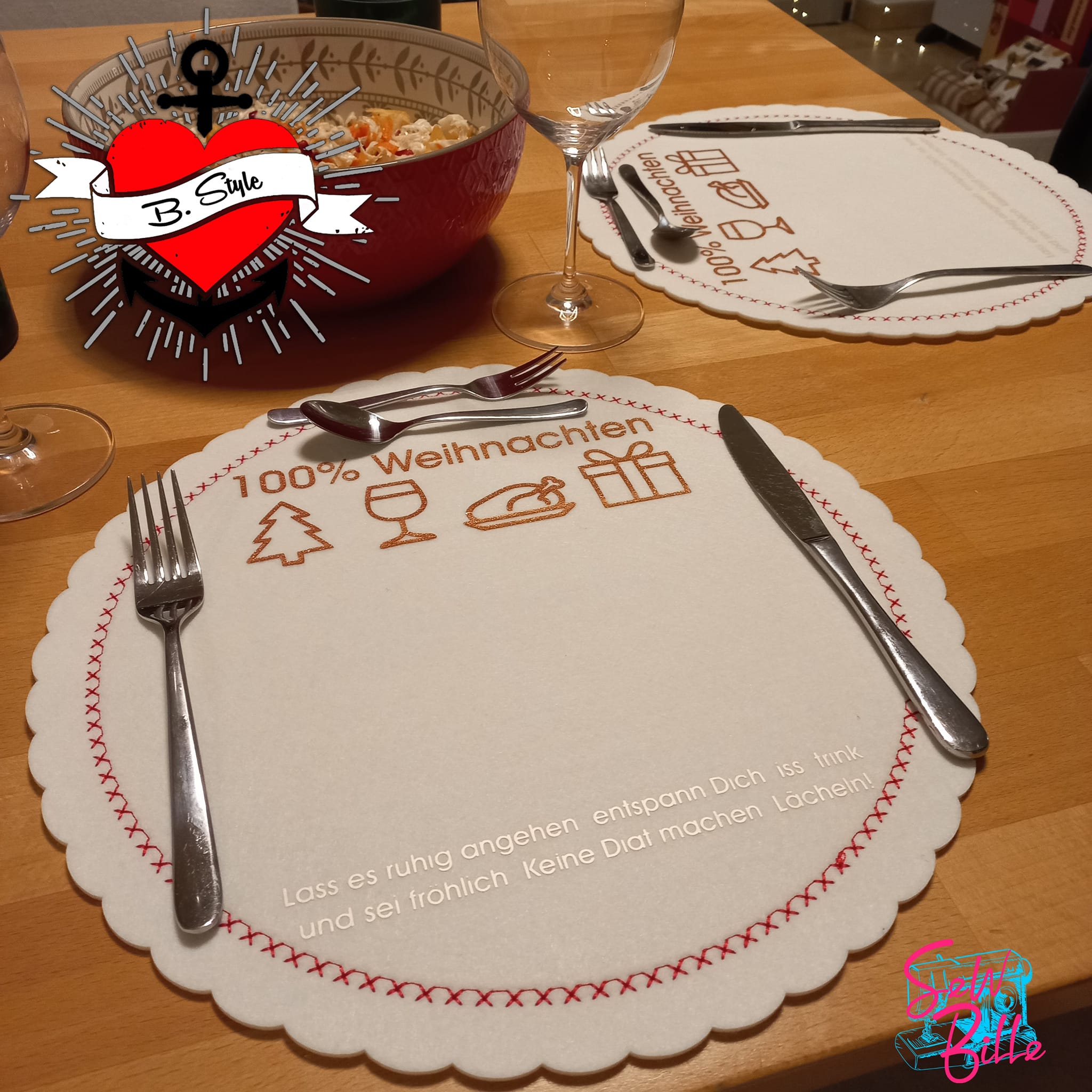 Elegante Tischgestaltung mit der 100% Weihnachten Plotterdatei von easy-sticks, präsentiert auf einem festlichen Platz mit liebevollen Details und weihnachtlicher Atmosphäre.