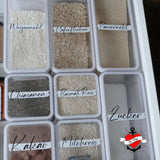 Kreative Vorratshaltung mit beschrifteten Behältern für verschiedene Lebensmittel wie Weizenmehl, Haferflocken und Zucker, designed von easy-sticks und inspiriert von der Laserdatei '138 x Vorratshaltung'. Ideale Lösung für Ihre Küchenorganisation.