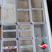 Kreative Vorratshaltung mit beschrifteten Behältern für verschiedene Lebensmittel wie Weizenmehl, Haferflocken und Zucker, designed von easy-sticks und inspiriert von der Laserdatei '138 x Vorratshaltung'. Ideale Lösung für Ihre Küchenorganisation.