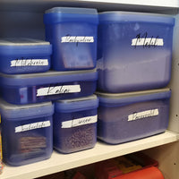 Organisierte Lagerung mit beschrifteten Behältern, inspiriert von der 138 x Vorratshaltung Laserdatei von easy-sticks.