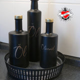 Elegante schwarze Ölflaschen mit goldenen Deckeln, beschriftet mit 'Öl' und 'Olivenöl', entwickelt von easy-sticks, passend zur Laserdatei '138 x Vorratshaltung'. Perfekt für kreative Aufbewahrungslösungen.